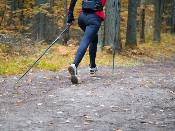 Nordic Walking: Twój przewodnik po nowym trendzie w fitnessie pieszym